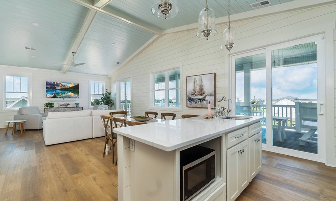 The Point House | Sunsets over the Sound, Poolside Luxury, steps away to The Point, diamond of the