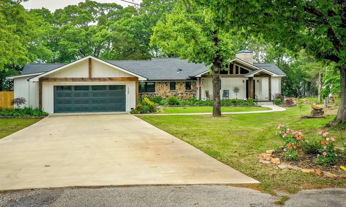 Heber Springs House | Sunsets, swimming and siestas in remodeled lakehouse in Heber Springs