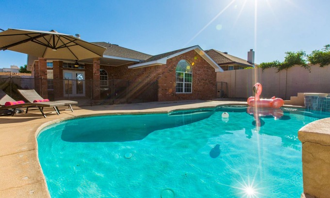 Westside House | Sunshine and Pool timen -NO PARTIES ALLOWED-