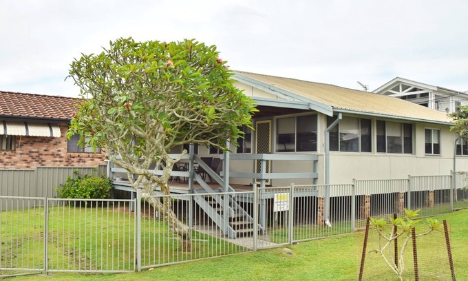 South West Rocks Cottage | Sunshine Cottage - walk to the beach