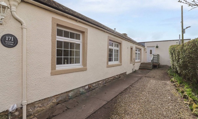 North Sunderland Cottage | SUNSHINE COTTAGE, pet friendly, country holiday cottage in Seahouses