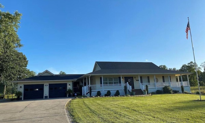 Monticello House | Sunshine Escape: Spacious 6-BDR Home w/Patio, Fire Pit & 2 Miles to Marina
