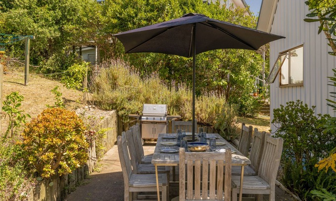 Onemana House | Sunshine Grove Retreat - Onemana Holiday Home