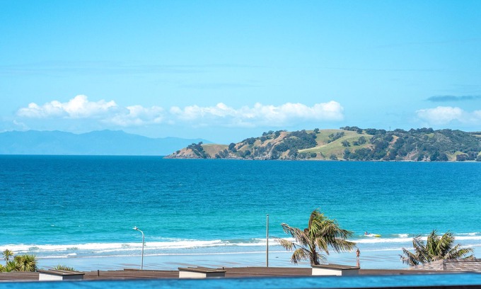 Onetangi Apartment | Sunshine on The Beach at The Sands