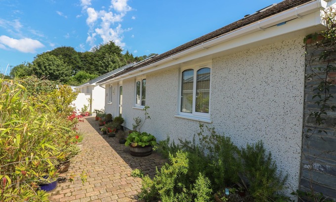 Sticker House | SUNTRAP HIDEAWAY, pet friendly, with open fire in St. Austell