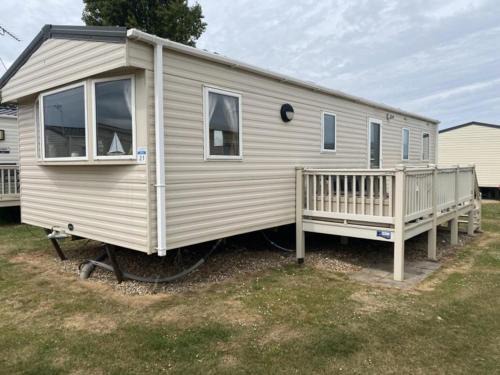 Heacham Ski Chalet | Super 3 Bedroom Pet friendly Caravan with Decking