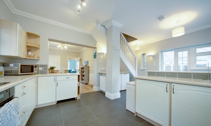 Rustington House | Super 5 Bedroom Family Friendly Retreat Rustington