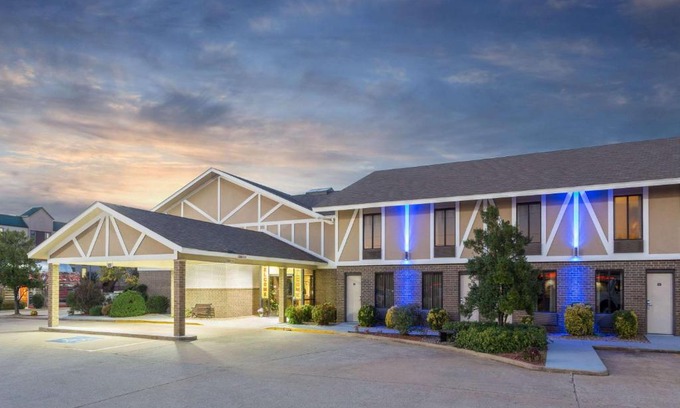 Bentonville Hotel | Super 8 by Wyndham Bentonville