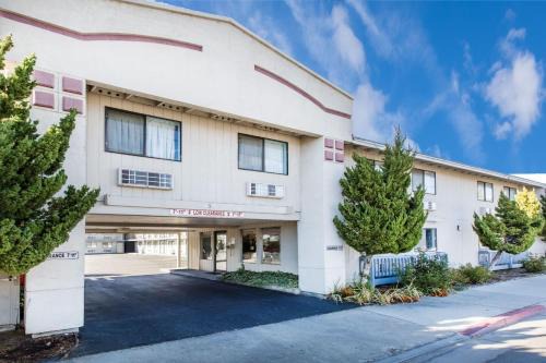 Bishop Hotel | Super 8 by Wyndham Bishop