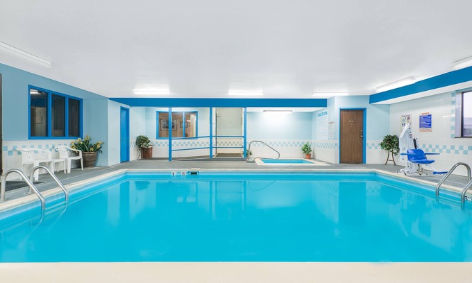 Campbellsville Hotel | Super 8 by Wyndham Campbellsville KY