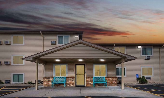 Council Bluffs Hotel | Super 8 by Wyndham Council Bluffs IA Omaha NE Area