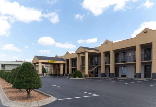Clarksville Hotel | Super 8 by Wyndham Clarksville Northeast