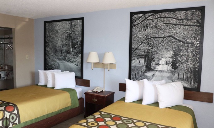 Clarksville Hotel | Super 8 by Wyndham Clarksville East