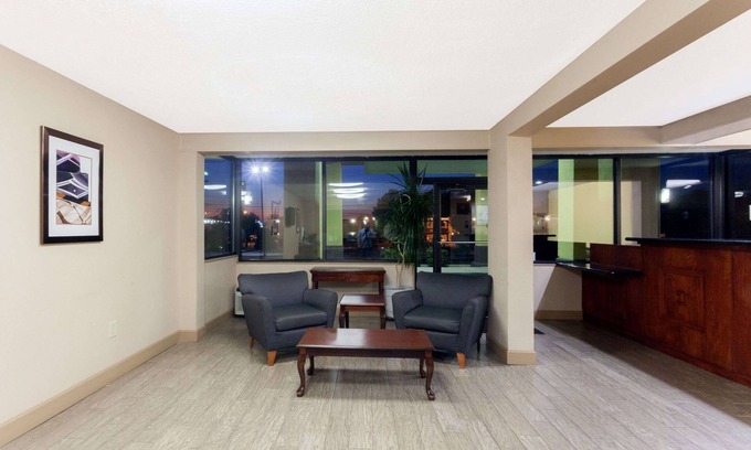 Clarksville Hotel | Super 8 by Wyndham Clarksville Northeast