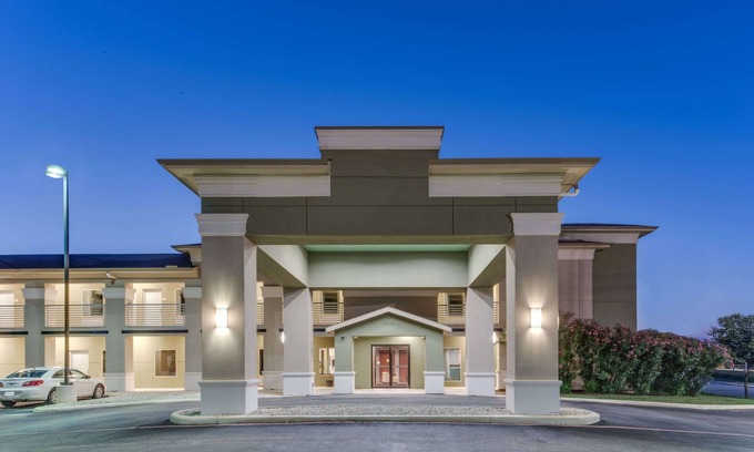 Cotulla Hotel | Super 8 by Wyndham Cotulla TX