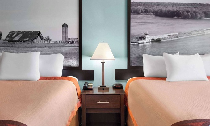 Dyersville Hotel | Super 8 by Wyndham Dyersville near Field of Dreams