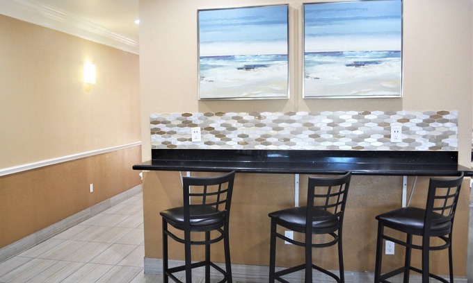 Galveston Hotel | Super 8 by Wyndham Galveston