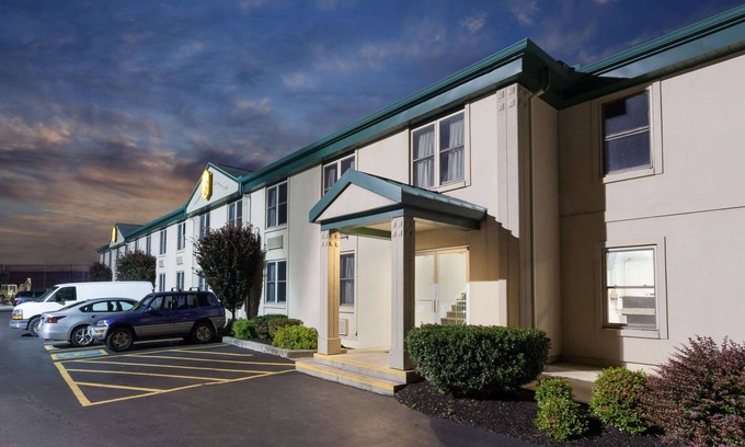Harrisburg - Hershey Hotel | Super 8 by Wyndham Harrisburg Hershey West