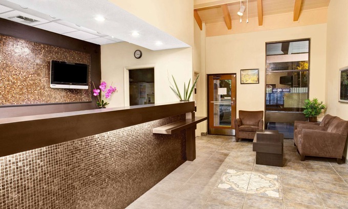Kissimmee Hotel | Super 8 by Wyndham Kissimmee/Maingate/Orlando Area