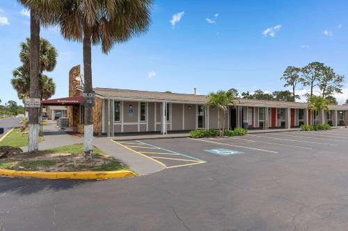 Florida Central Atlantic Coast Hotel | Super 8 by Wyndham Kissimmee-Orlando