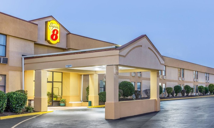 Knoxville Hotel | Super 8 by Wyndham Knoxville Downtown Area