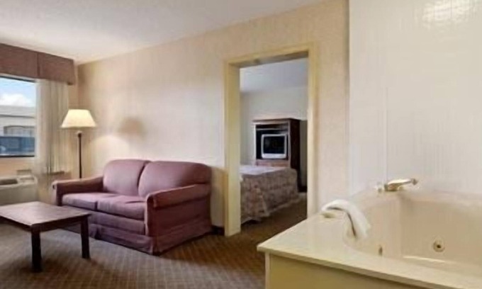 Macon Hotel | Super 8 by Wyndham Macon West