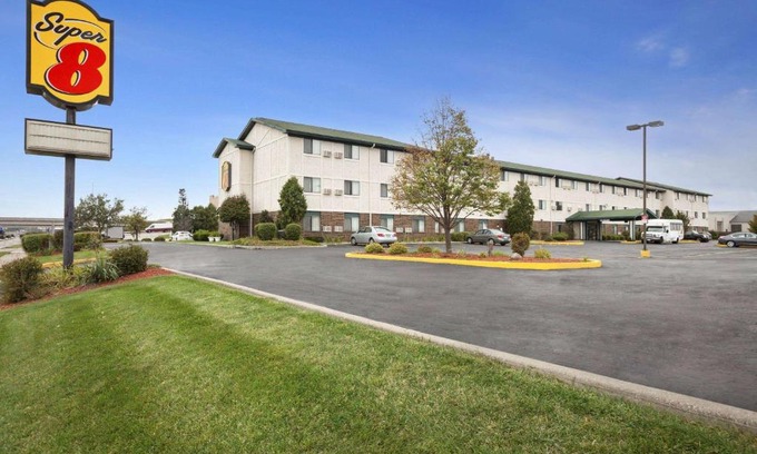 Milwaukee Hotel | Super 8 by Wyndham Milwaukee Airport