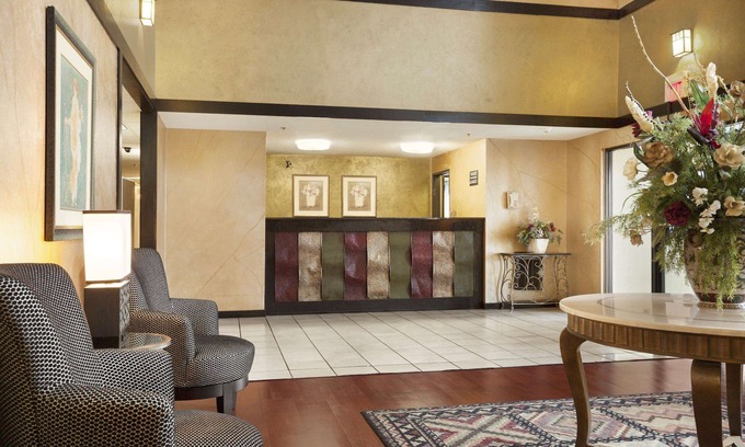 Milwaukee Hotel | Super 8 by Wyndham Milwaukee Airport