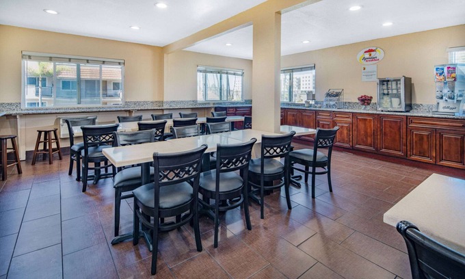Mission Valley West Hotel | Super 8 by Wyndham San Diego Hotel Circle