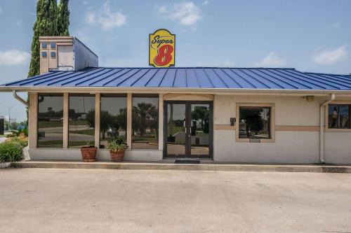 San Marcos Hotel | Super 8 by Wyndham San Marcos