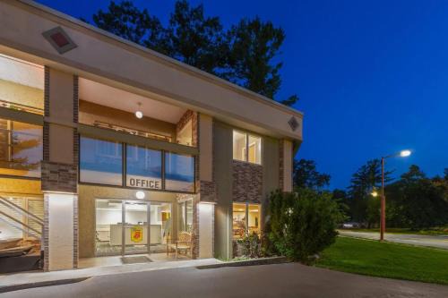 Traverse City Hotel | Super 8 by Wyndham Traverse City