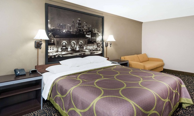 Warrensburg Hotel | Super 8 by Wyndham Warrensburg