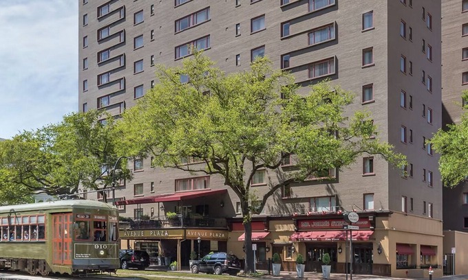 Faubourg Lafayette Apartment | Super Bowl Weekend in New Orleans! 1BR sleeps 4 w/kitchen on streetcar route!