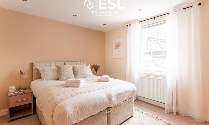 Shrewsbury House | Super Central - Quiet - 2 Bedroom Cottage