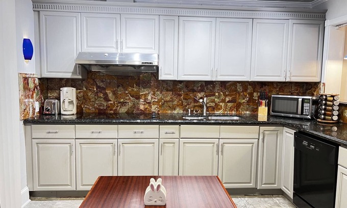North Decatur House | Super Clean! 5 minutes to Emory University! 2 minutes to Park! North Decatur!