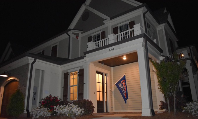 Country Club House | Super Clean Luxury Townhome in The Country Club Area-Minutes to Square & Campus!