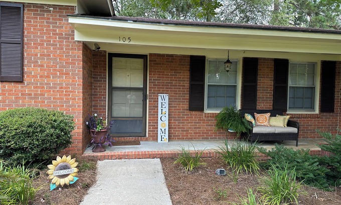 Statesboro House | SUPER CLEAN , Spacious split level house sleeps 8 in the Heart of Statesboro