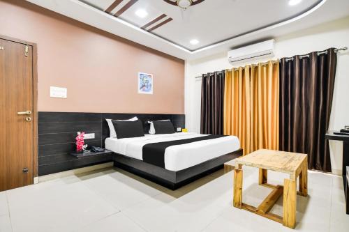 Indore Hotel | Super Collection O Indore Near Omax City 1