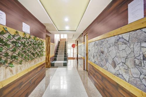 Srinagar Hotel | Super Collection O Rajbagh formerly Lavender