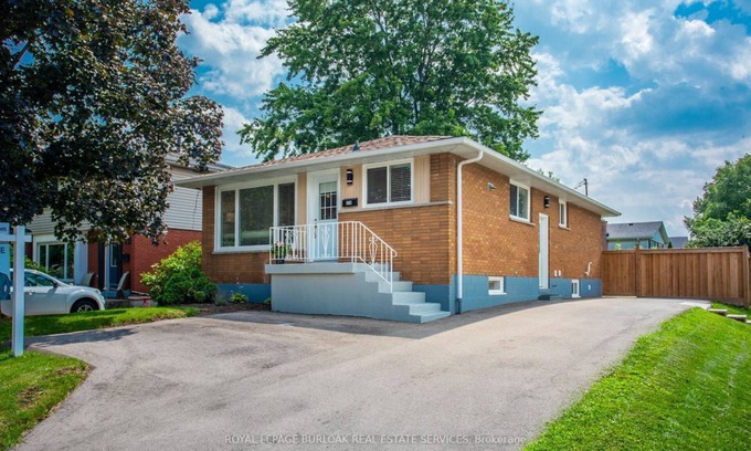 Burlington House | Super convenient Burlington home