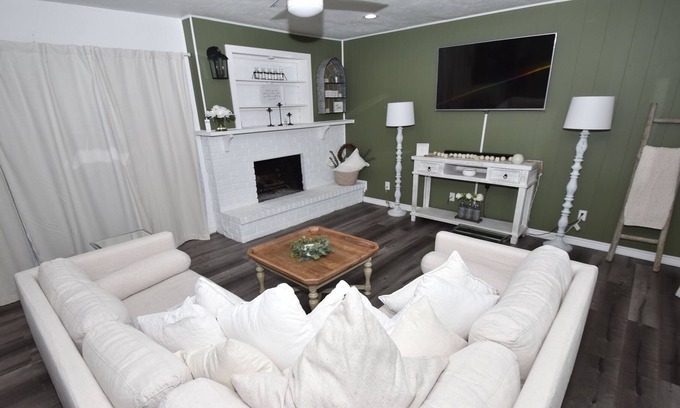 Dallas House | Super cozy 4-bedroom 2-baths. Walking distance to trails
