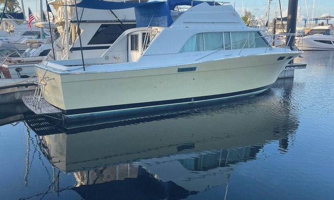 Key West Boat Rental | Super-cozy boat in 5 Star Key West Marina.