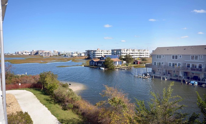 Sunset Island Condo | Super Luxury 3 Bedroom Condo With WiFi In Gated Community On Bayside With Indoor/Outdoor Pools, Private Beaches, Restaurant, And More Just Ten Minutes From Beach!