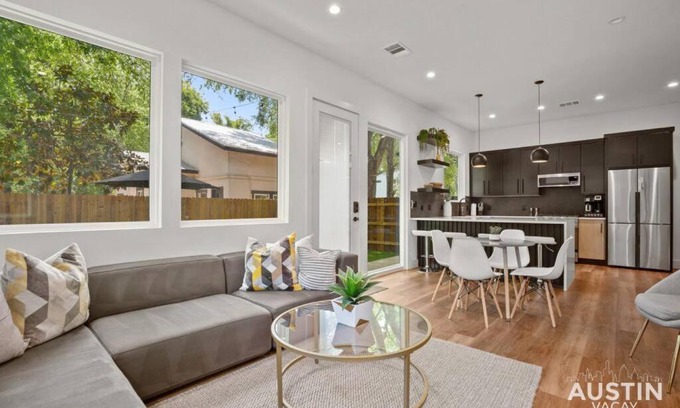 East Cesar Chavez House | Super Stunning Back House w Terrace in East Chavez