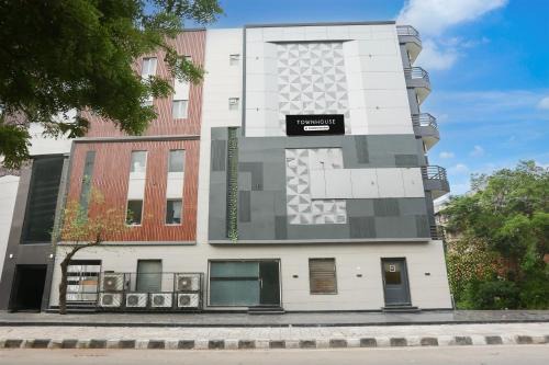 New Delhi Hotel | Super Townhouse Rohini Sector 18 Formerly Relic Stay