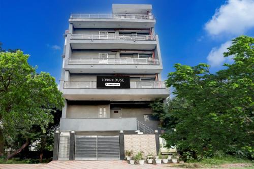 Rohini Hotel | Super Townhouse Rohini Sector 24