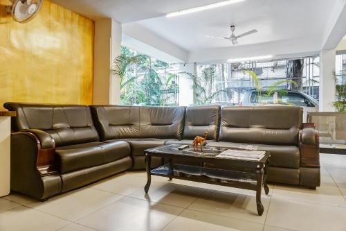 Pune Hotel | Super Townhouse The Upper Room Near Pune Airport