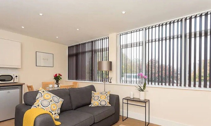 Horsham Apartment | Superb 1 bed apartment close to Horsham Town and Train Station