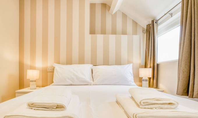 Lincoln Apartment | Superb 2 Bedroom Family Apartment King Size bed Ensuite Shower and Toiletries in Central Lincoln
