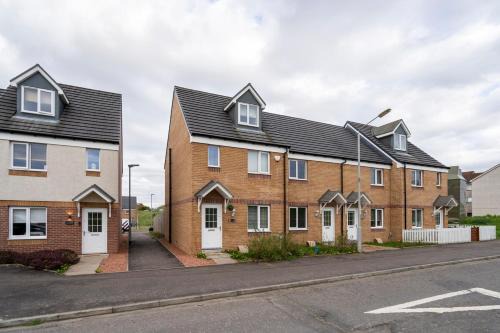 Glasgow House | Superb 3 Bed Home Away from Home in Glasgow, just off M8 with free parking
